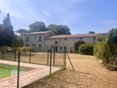 corps de ferme avec piscine  dépendances et vue