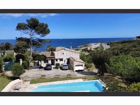 villa avec un grand terrain vue mer aux issambres