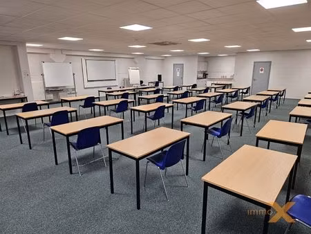 bureelruimte met goede verbinding snelwegen!!