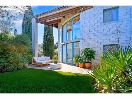 l'atelier d'artiste : une villa à fort potentiel en jardin bucolique