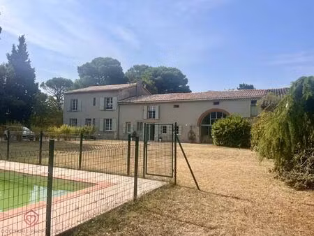 corps de ferme avec piscine  dépendances et vue