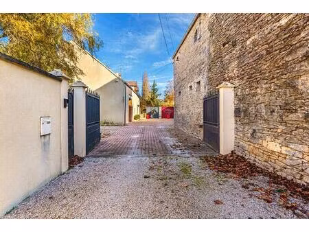 maison confortable de 165 m2 habitables dont 1 dépendance de 61 m2 à rénover : 2 pièces de