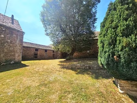 superbe corps de ferme en pierres sur son terrain d'environ 6 200m²