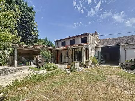 villa avec jardin piscine et hangar.