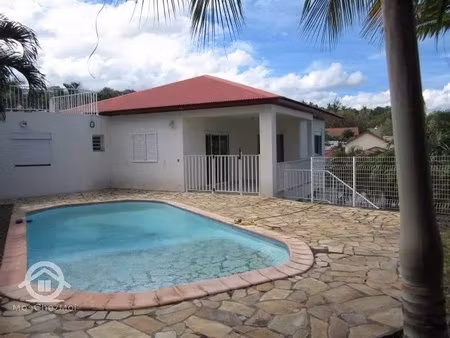 à louer – villa f5 avec piscine à la possession – 2 000 €/mois