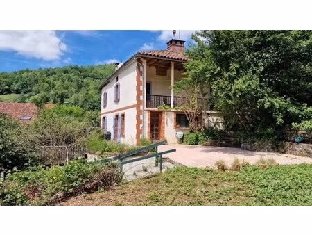 maison ancienne renovée avec terrain et piscine.