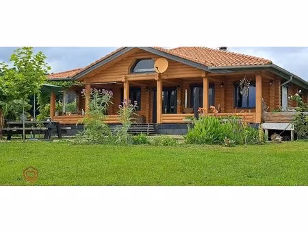 maison en bois magnifique avec une vue phénoménale sur les pyrénées.
