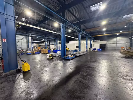 entrepôt / local d'activités avec des ponts roulants et une grande hauteur sous plafond da