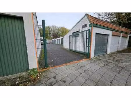 lot de 7 garages loués dans une batterie sans syndic