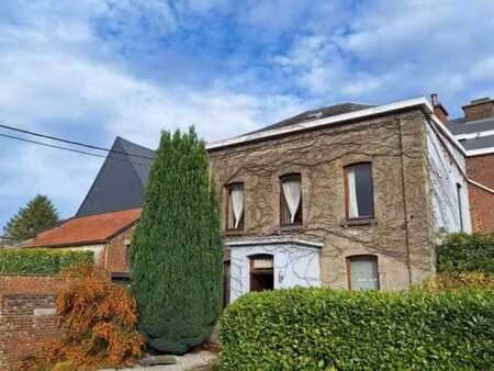 bonne maison d'habitation avec garage et jardin séparés