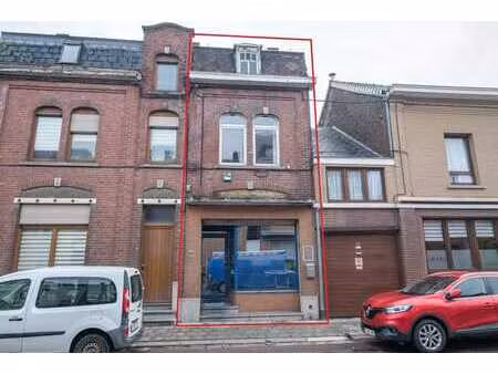 bel immeuble de commerce et d'habitation