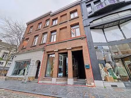 bureau ou commerce au centre-ville avec vitrine