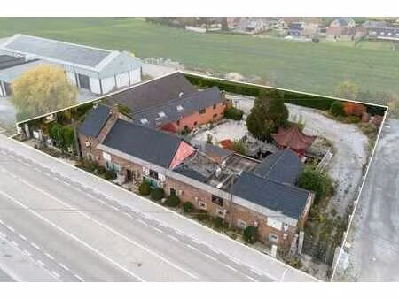 ensemble commercial + habitation à vendre à leval-trahegnies