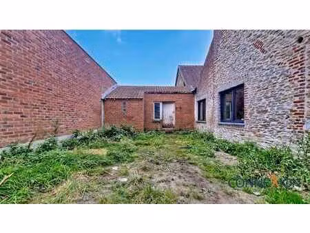 bâtiment à rénover avec cour