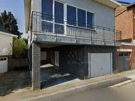 bel immeuble divisé en 2 appartements distincts à manage