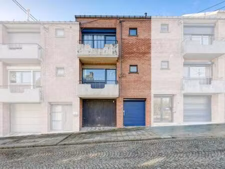 maison avec jardin et garage.