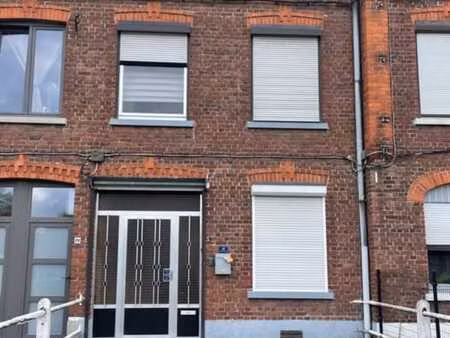 maison d'habitation avec garage et jardin