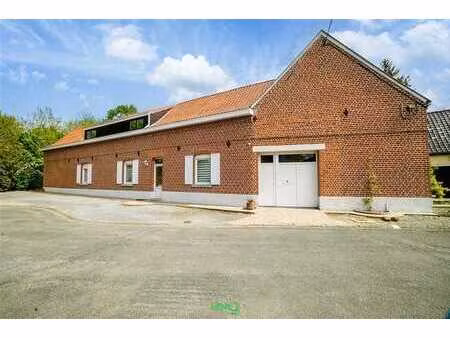 corps de ferme complétement rénové proposant un terrain magn