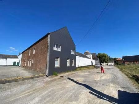 un corps de logis et bâtiment annexe.