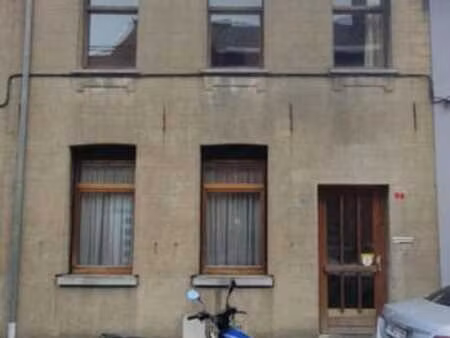 maison mitoyenne avec garage (à l'arrière)