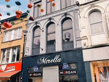 grand immeuble commercial au centre de la louvière