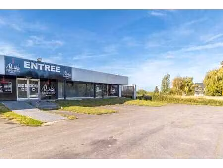 immense surface commerciale - parking - accès pmr