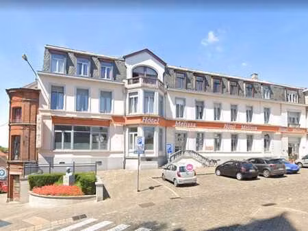 hôtel 39ch. /restaurant +lavoir idéalement situé à bon -seco