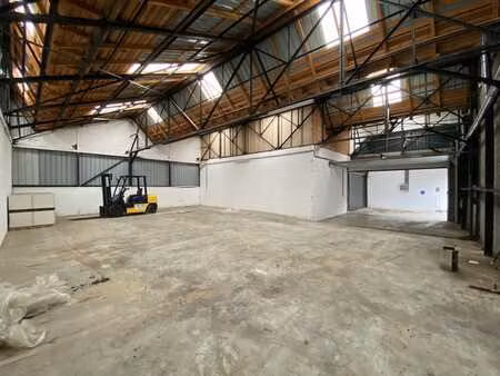 entrepôt polyvalent ±170 m²