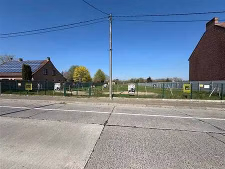 terrain à bâtir de 21 ares proposant 28 mètres de façade