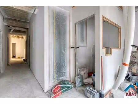 rdc commercial partiellement renove +/-140m² + 40m² (cave)