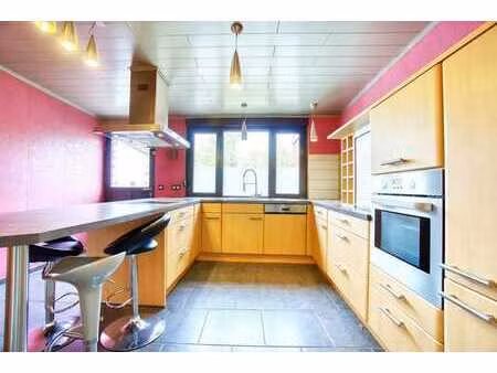 maison 2 chambres avec un beau jardin  à 2 pas des facilités