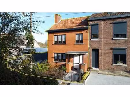 maison 3 façades  3 chambres  jardin et garage à rénover