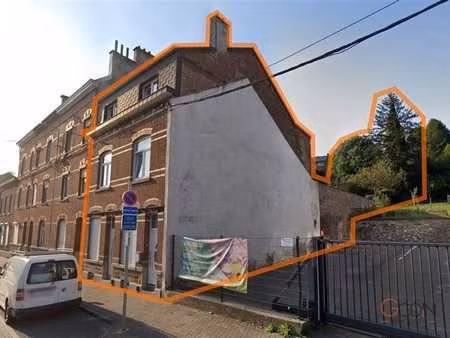grande maison unifamiliale composée de 2 duplex avec jardin