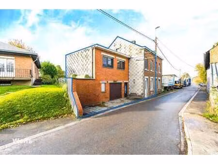 spacieuse maison d'habitation avec garage et jardin