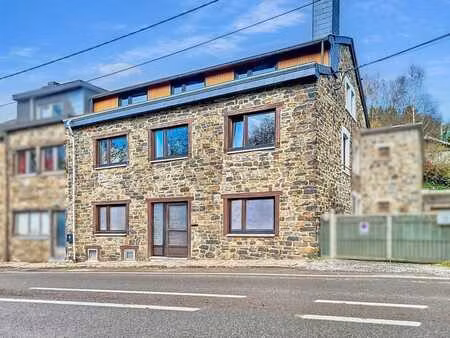 maison avec 4 chambres  un jardin et une terrasse.