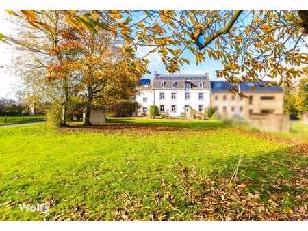 magnifique immeuble de caractère avec jardin et pâtures