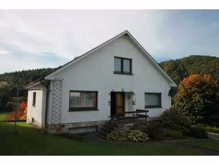 maison individuelle spacieuse dans un endroit calme