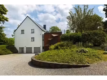 villa de luxe avec wellness  garages et parc paysager.
