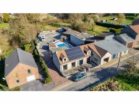 ensemble immobilier avec maison  entrepôt et garages !