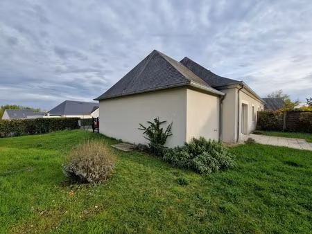 maison de 80 m²  4 pièces dont 3 chambres  garage et jardin sur terrain de 418 m²