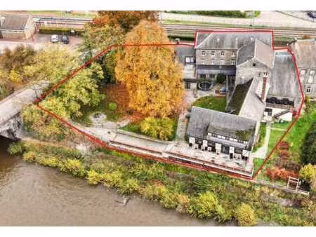 ensemble immobilier reprenant un hôtel  un restaurant et une