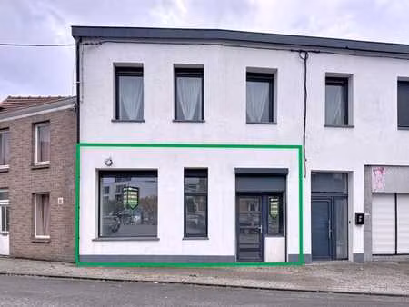 commerce rénové de 45 m² avec cour de 10 m².