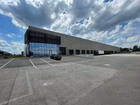 entrepôt de 4.373m² avec 187m² de bureaux