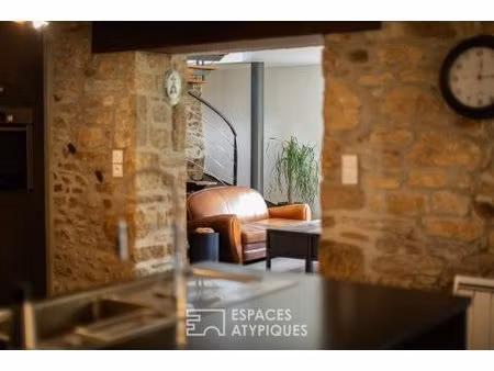 en bord de rivière  maison de caractère en pierre au milieu de la nature