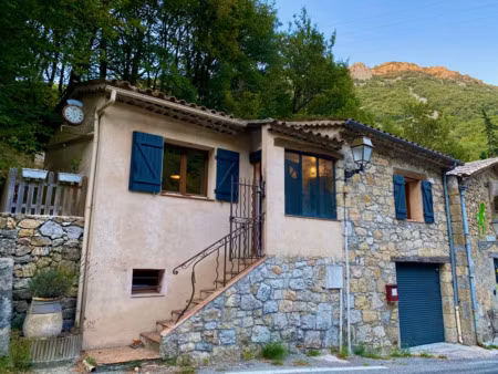 à vendre courmes : jolie maison rénovée avec jardin !