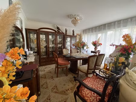 spacieux t4 en rez-de-chaussée avec balcons  parkings et cav