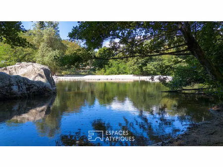 ensemble de deux maisons en pierre rénovées avec vue et coin de rivière privé