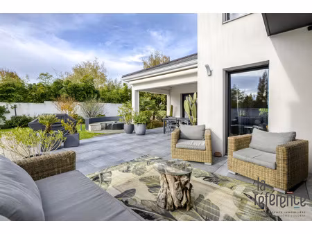belles prestations pour cette contemporaine avec piscine et