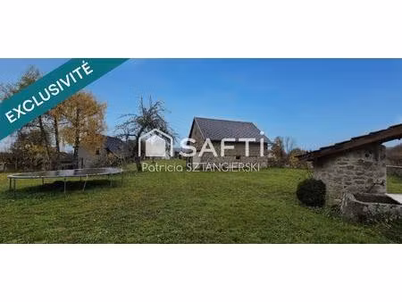 maison en pierres au calme avec garage et terrain clos.