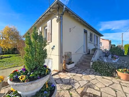 jolie maison de plain-pied avec jardin